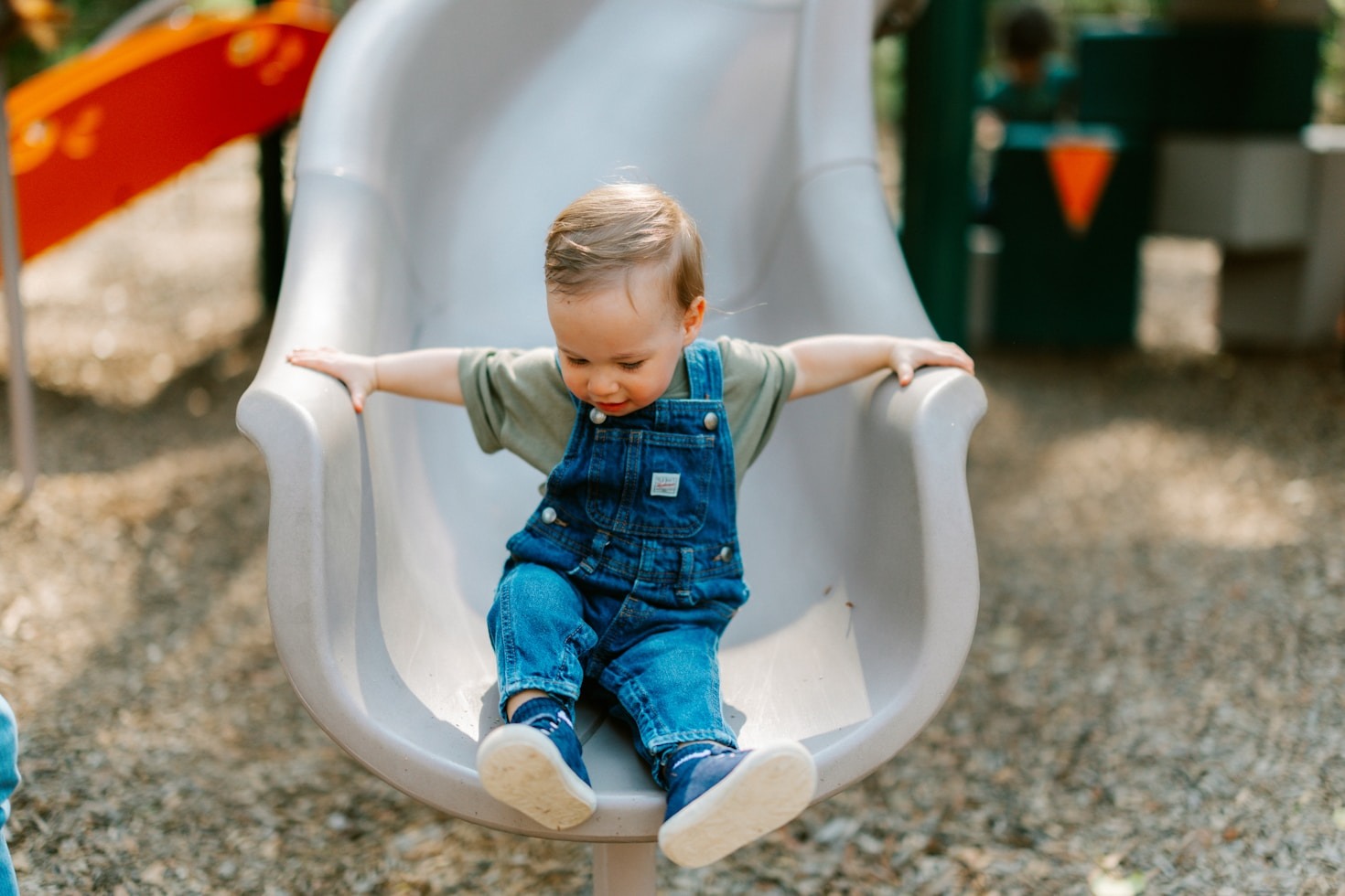 Niño jugando en un columpio al aire libre