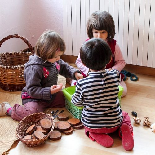 Niños creando juntos con materiales naturales